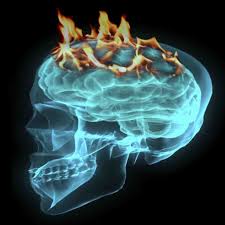 En hjärna som röntgenbild i turkost, eldflammor slår upp från toppen