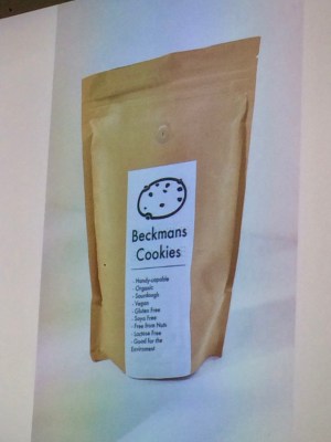 Kartongfärgad mjuk förpackning med vit etikett och dofthål